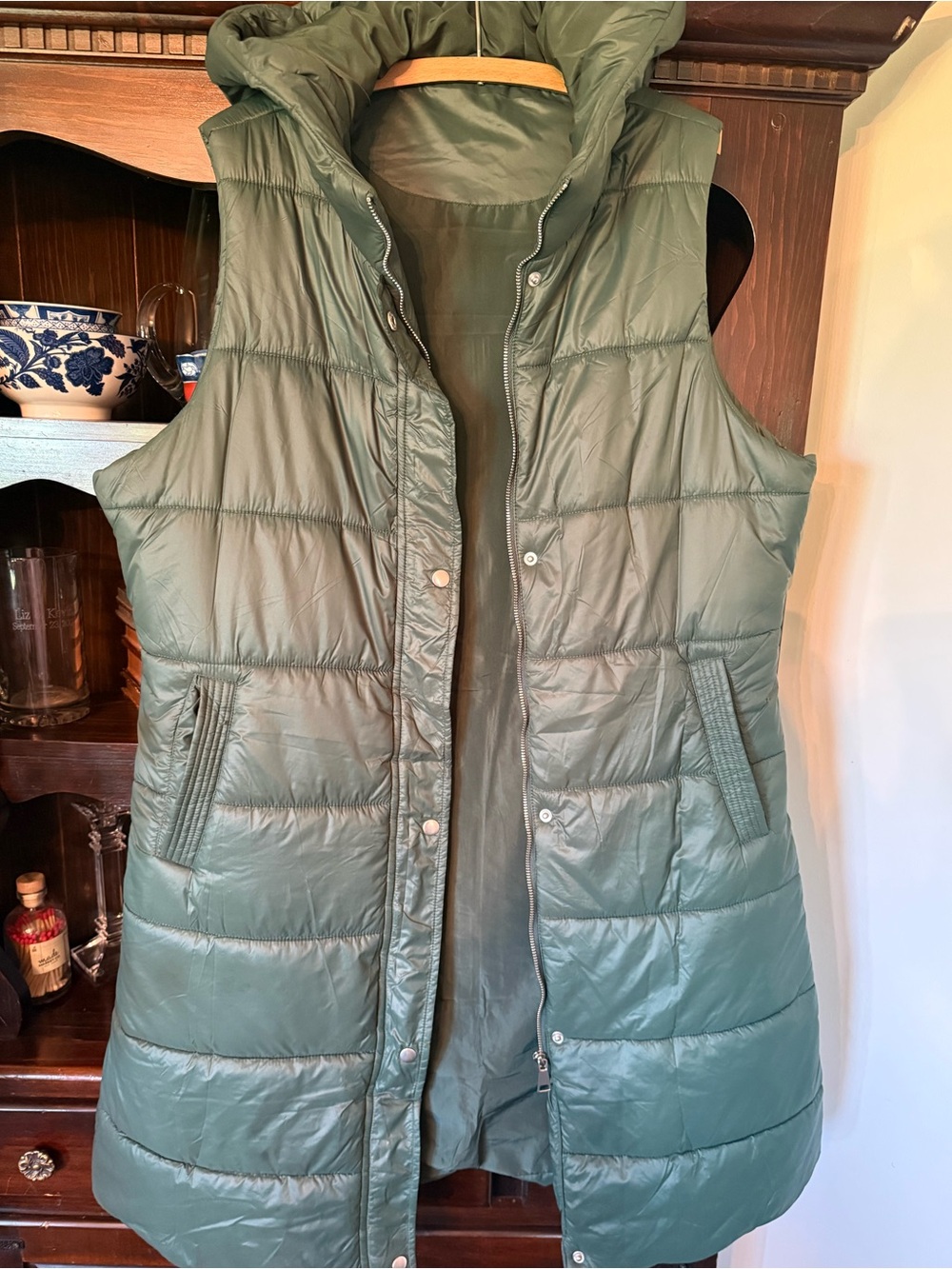 Women’s long hooded puffer vest size XL zip up & button up hunter green